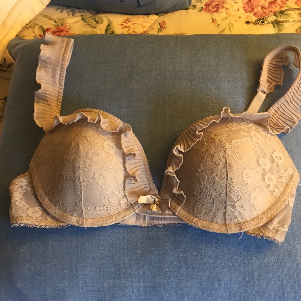 Jessica Simpson 34B bra